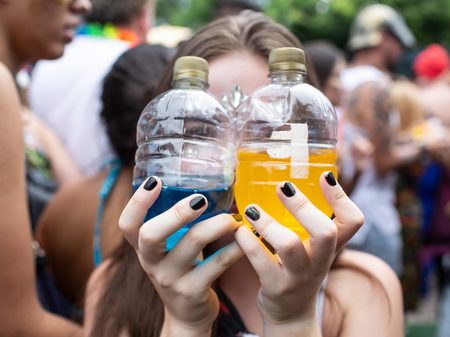 menor consome bebidas alcoolicas coloridas durante bloco de carnaval em sao paulo sp 1582053074157 v2 4x3